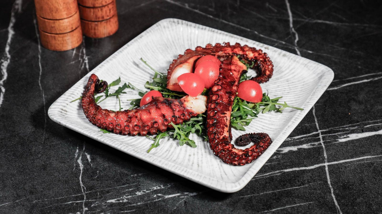 Infinity Lounge CARACATITA LA GRATAR CU CARTOFI ACORDEON UMPLUTI CU BACON SI MOZARELLA SI SOS DE TARTAR