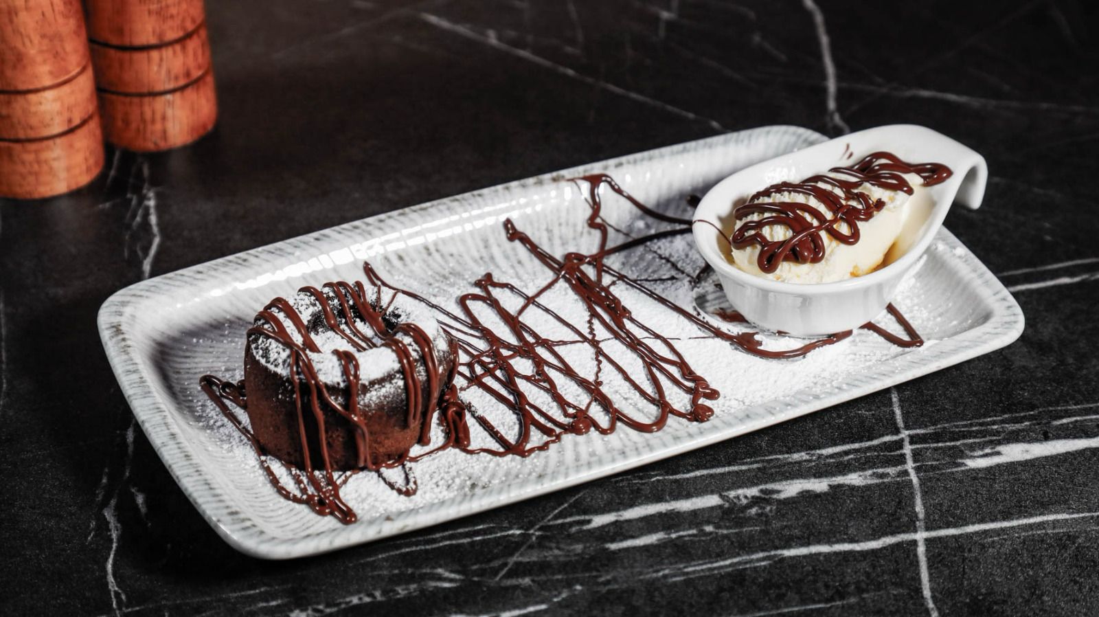 Infinity Lounge Lava Cake cu Înghețată