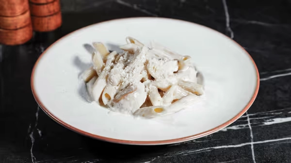 Infinity Lounge PENNE CU PIEPT DE PUI SI SOS GORGONZOLA