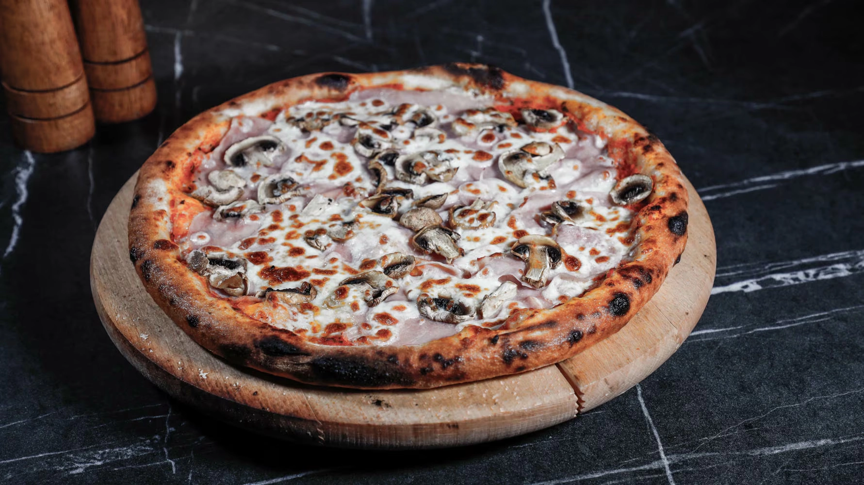 Infinity Lounge PIZZA PROSCIUTTO E FUNGHI
