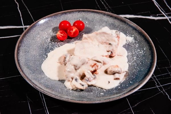 Infinity Lounge PIEPT DE PUI CU SOS GORGONZOLA