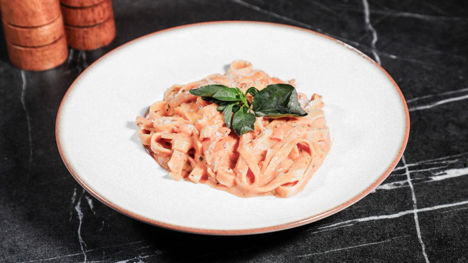 Infinity Lounge TAGLIATELLE CU SOMON AFUMAT