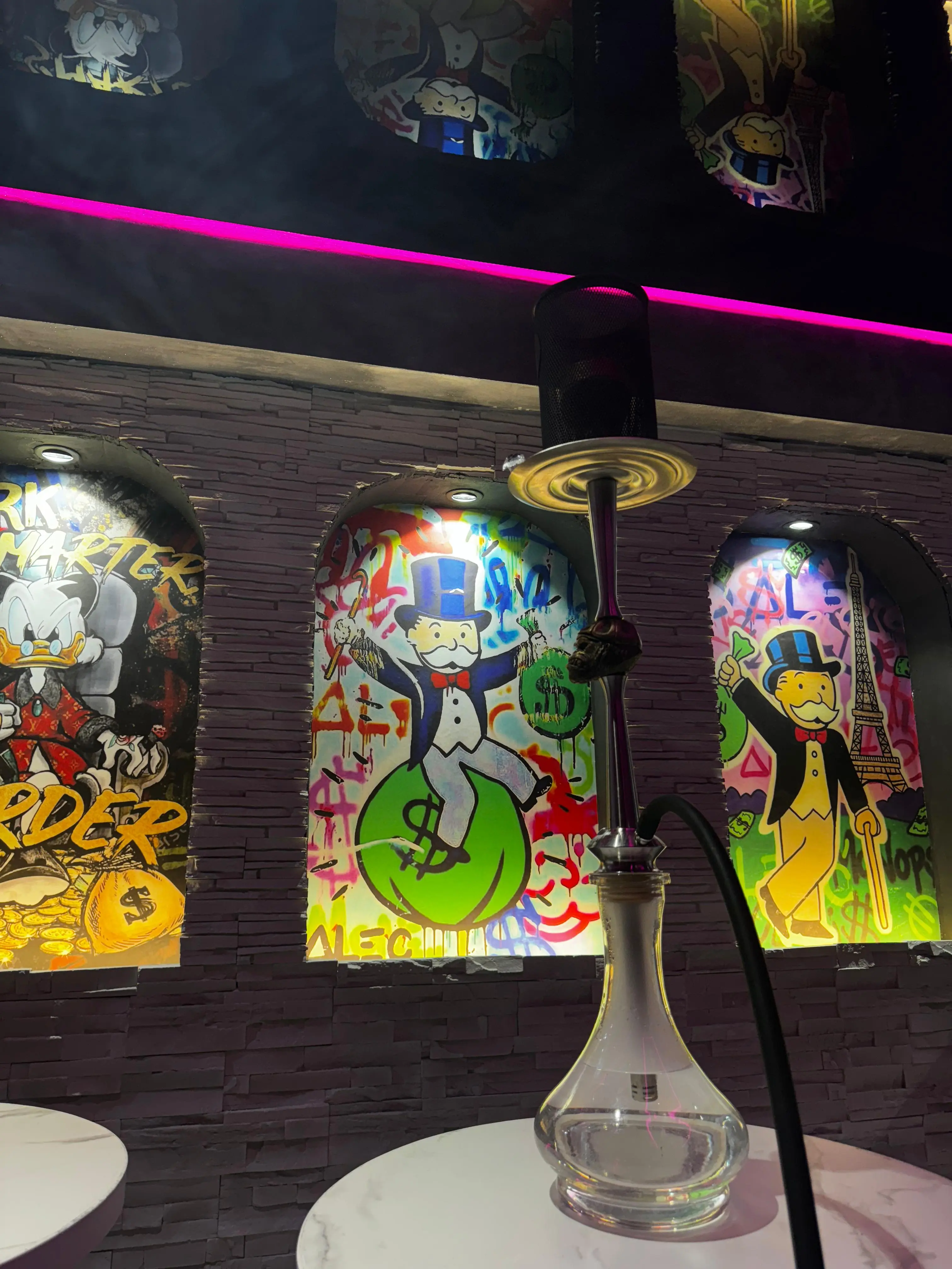 Interior modern la Infinity Lounge, cu un decor elegant și atmosferă primitoare